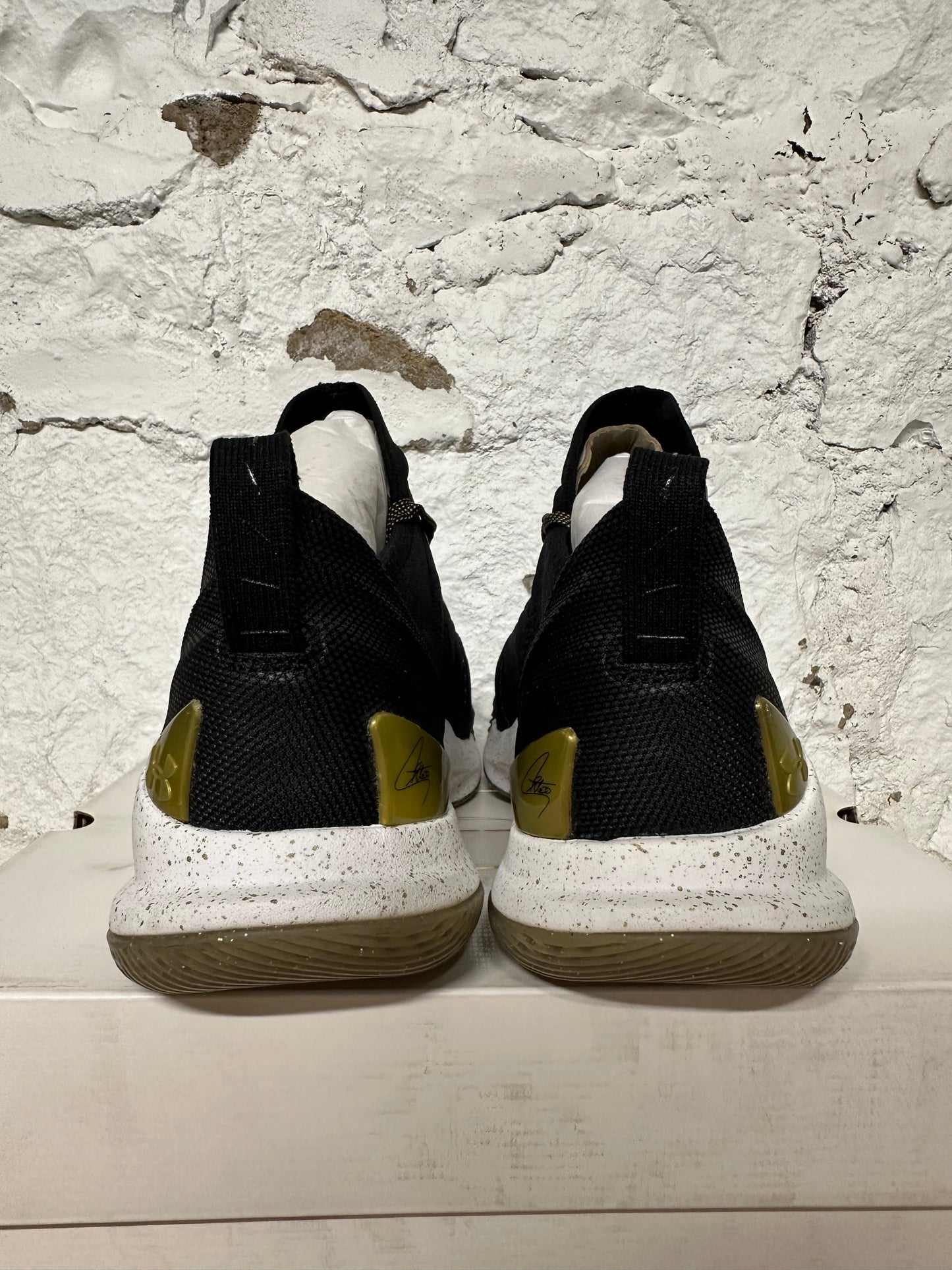 Under Armour Curry 5 Black Gold Sz 10.5 DS