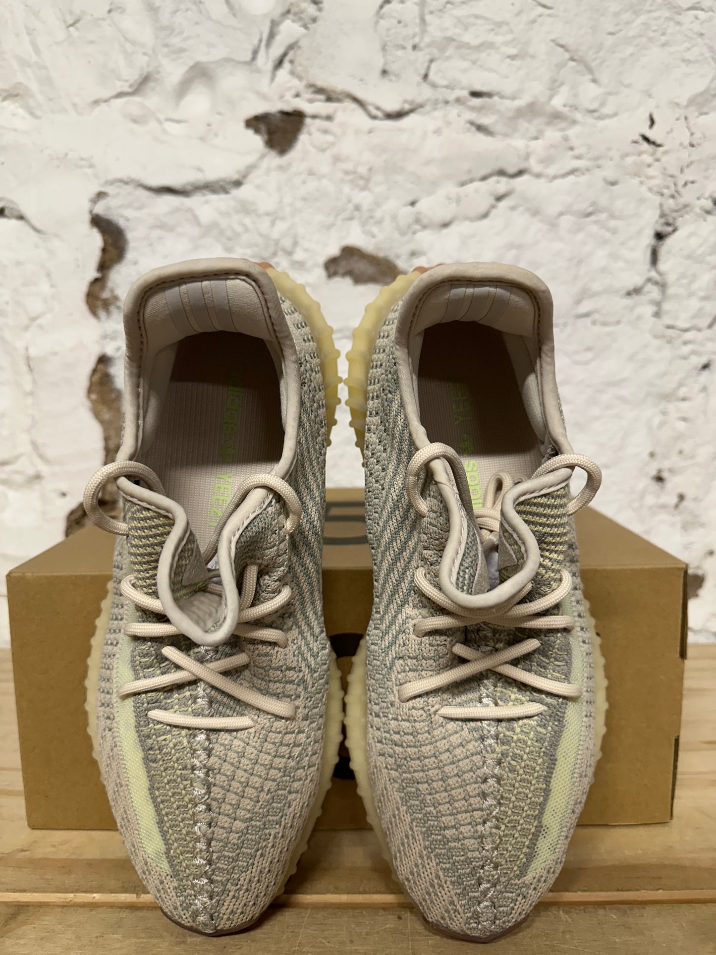 Yeezy 350 V2 Citrin Sz 9 DS