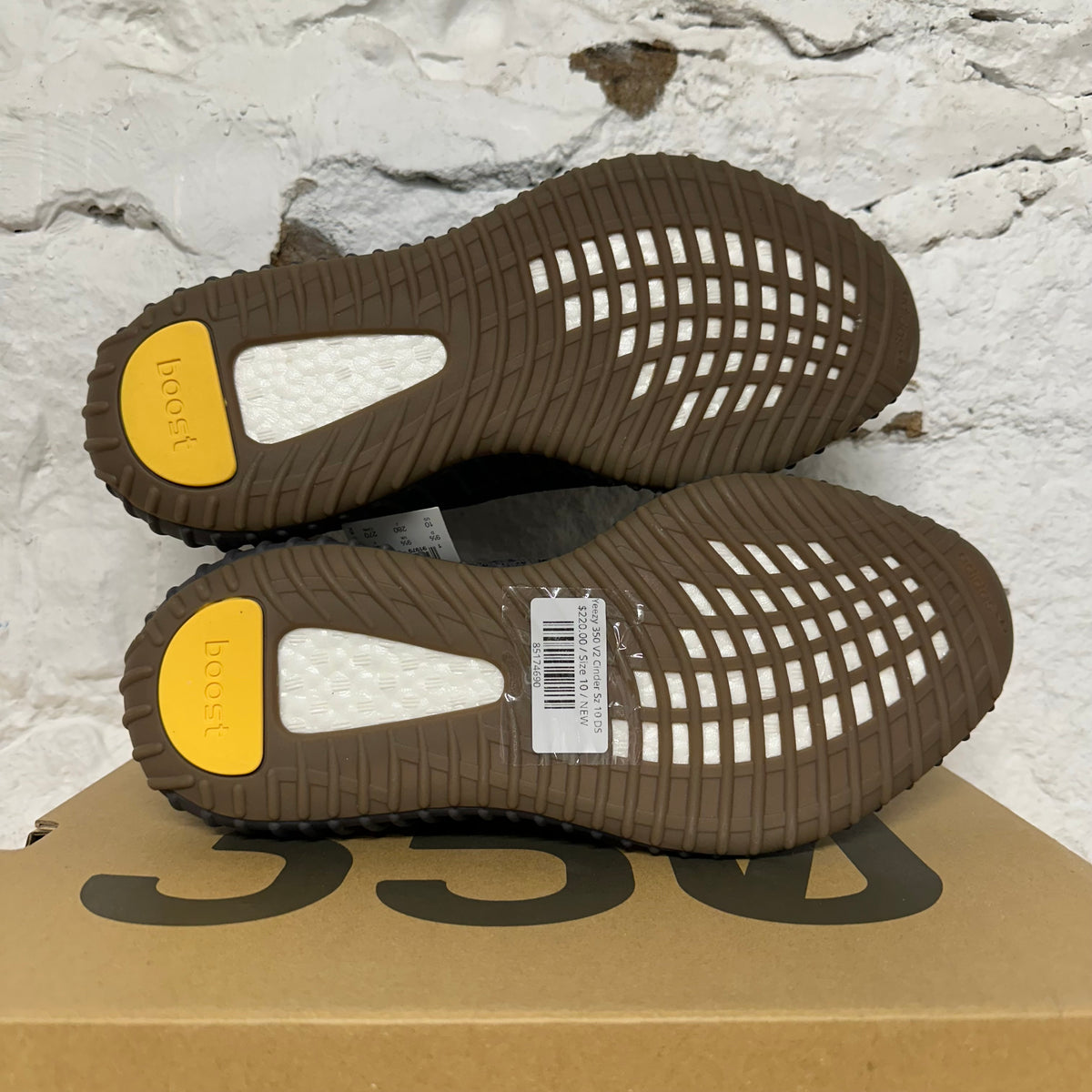 Yeezy 350 V2 Cinder Sz 10 DS