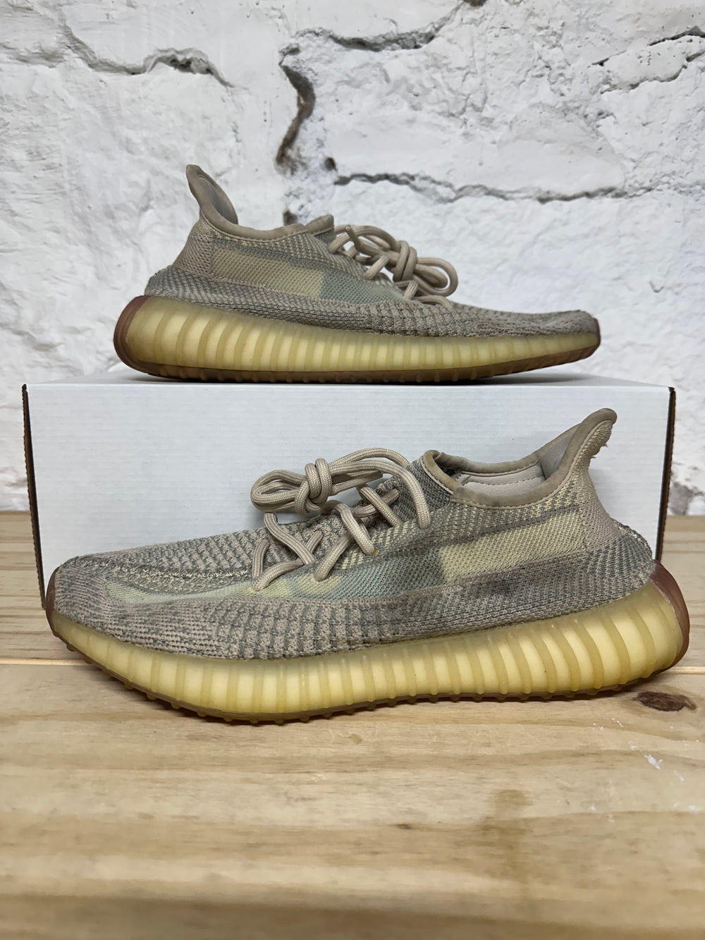 Yeezy 350 V2 Citrin Sz 8.5