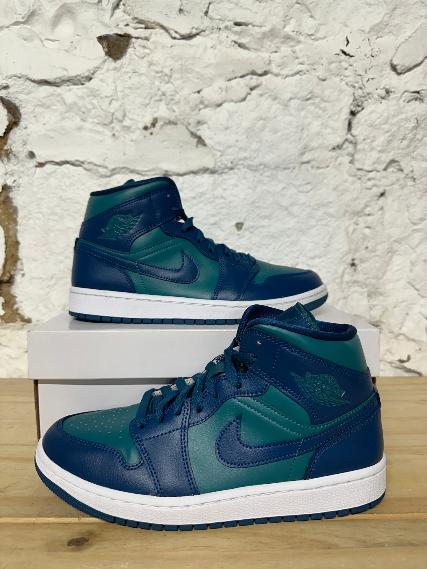 Air Jordan 1 Mid Sky Teal Sz 6.5 (8W)