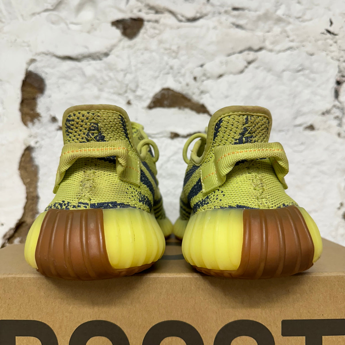 Yeezy 350 V2 Semi Frozen Yellow Sz 9