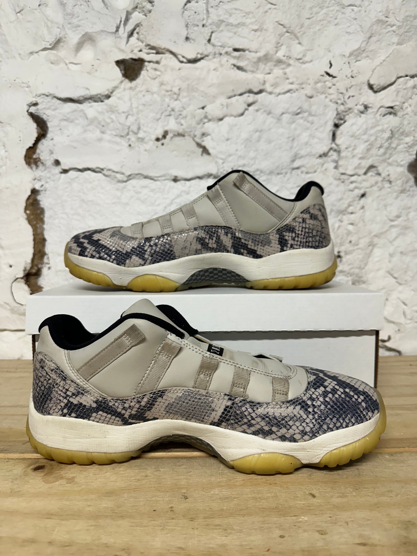 Air Jordan 11 Low Snake Light Bone Sz 10