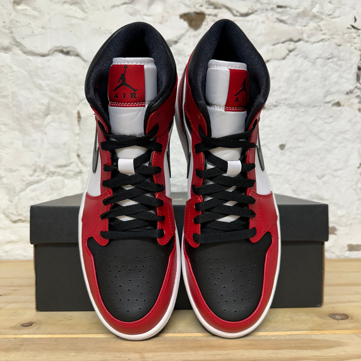 Air Jordan 1 Mid Chicago Black Toe Sz 10 DS