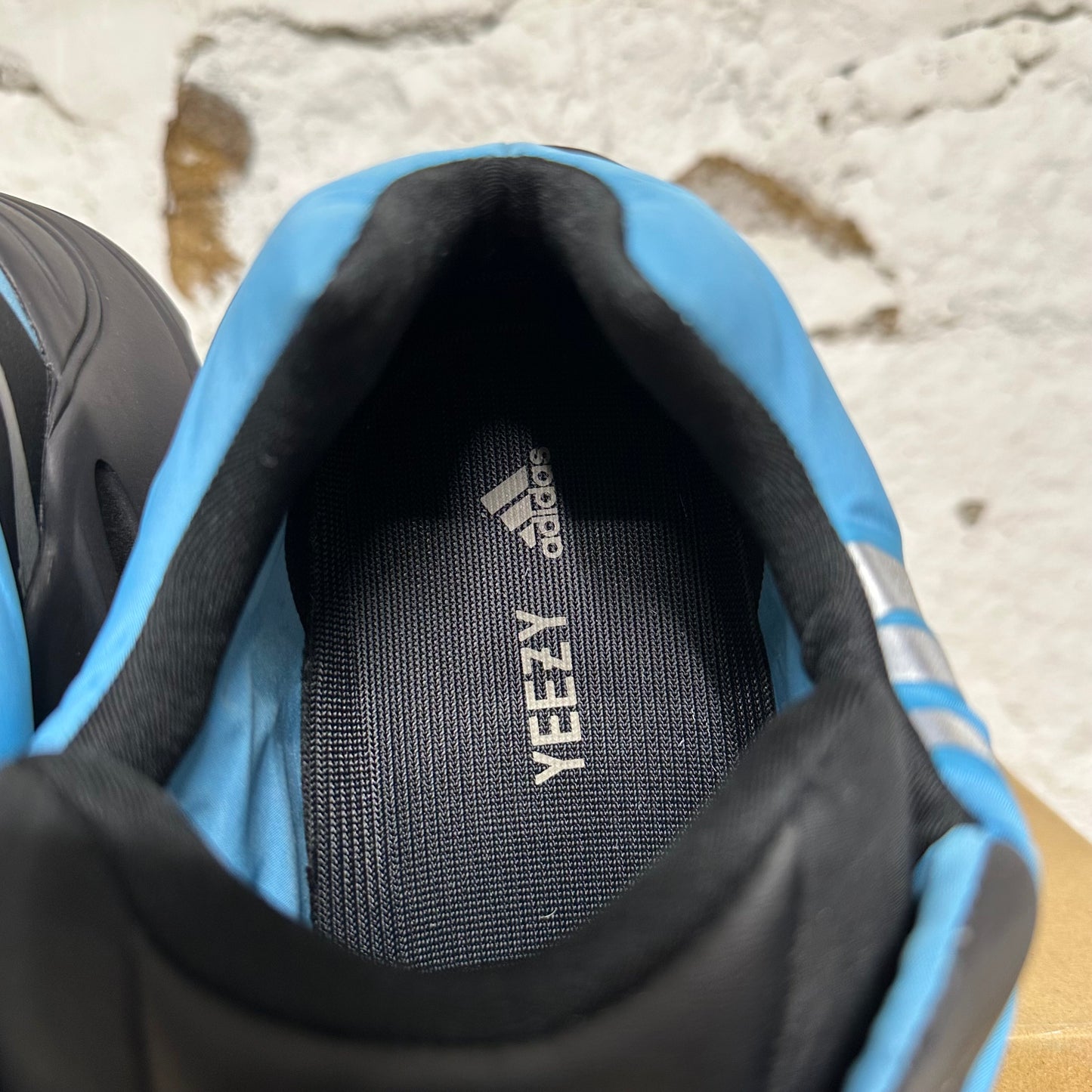 Yeezy 700 MNVN Bright Cyan Sz 12