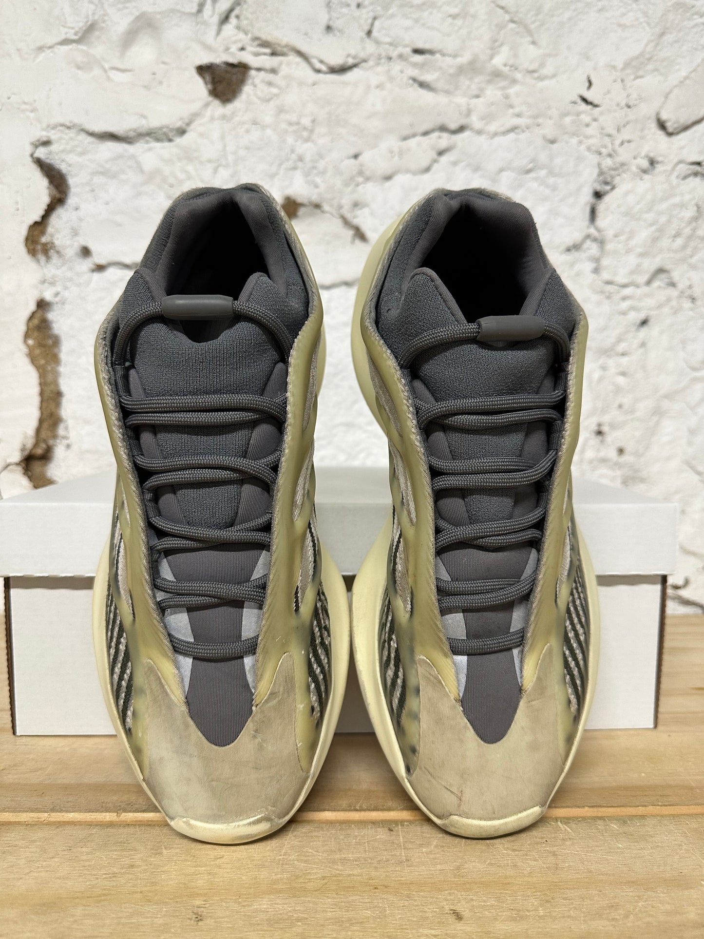 Yeezy 700 V3 Faded Salt Sz 9