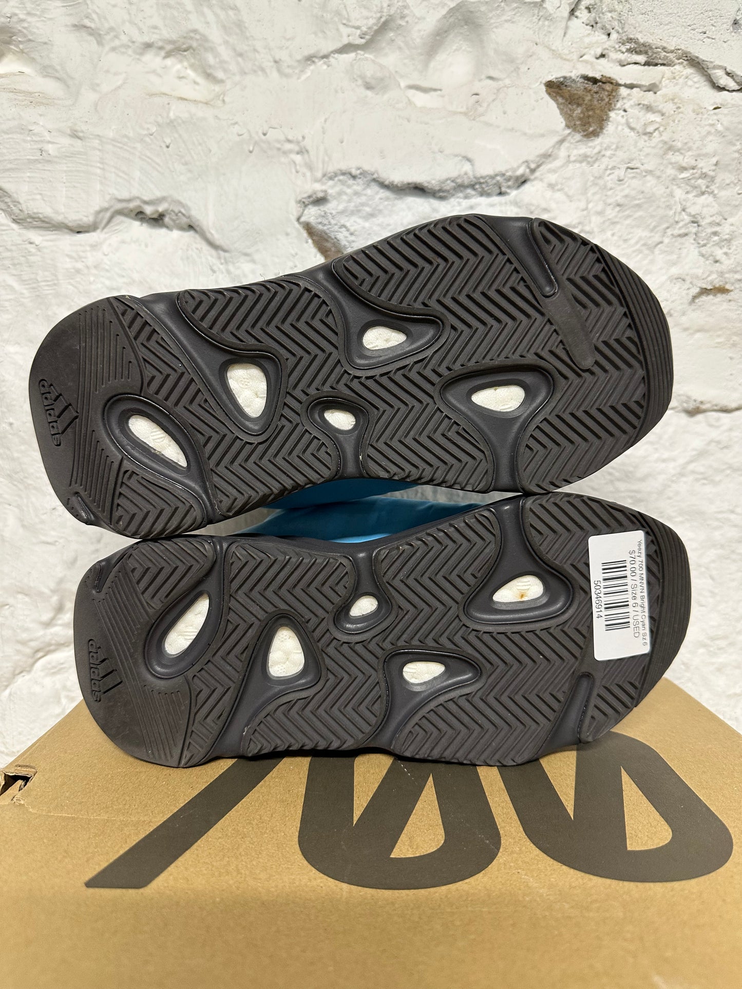 Yeezy 700 MNVN Bright Cyan Sz 6