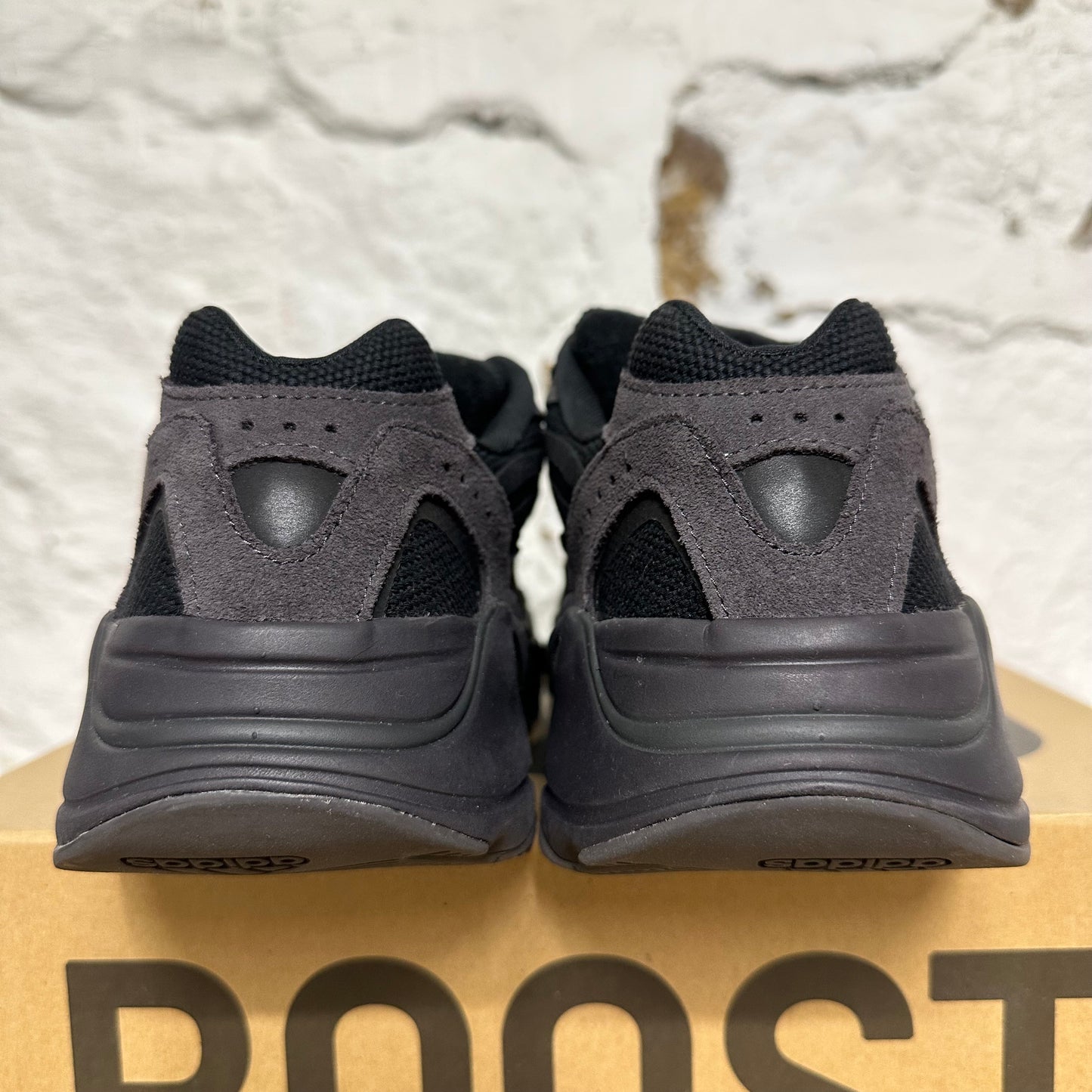 Yeezy 700 V2 Vanta Sz 8.5 DS
