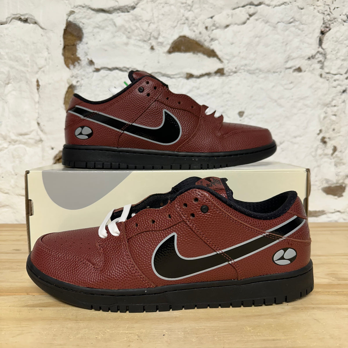 Nike SB Dunk Low Limosine Skateboards Sz 10 DS