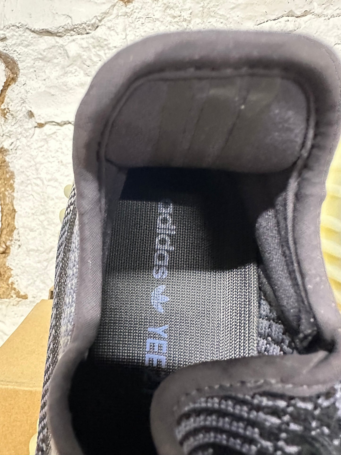 Yeezy 350 V2 Carbon Sz 8 DS