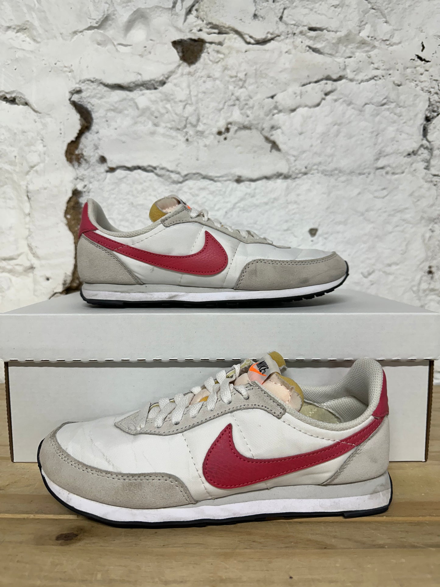 Nike Waffle Trainer 2 Photon Dust Sz 5 (6.5W)