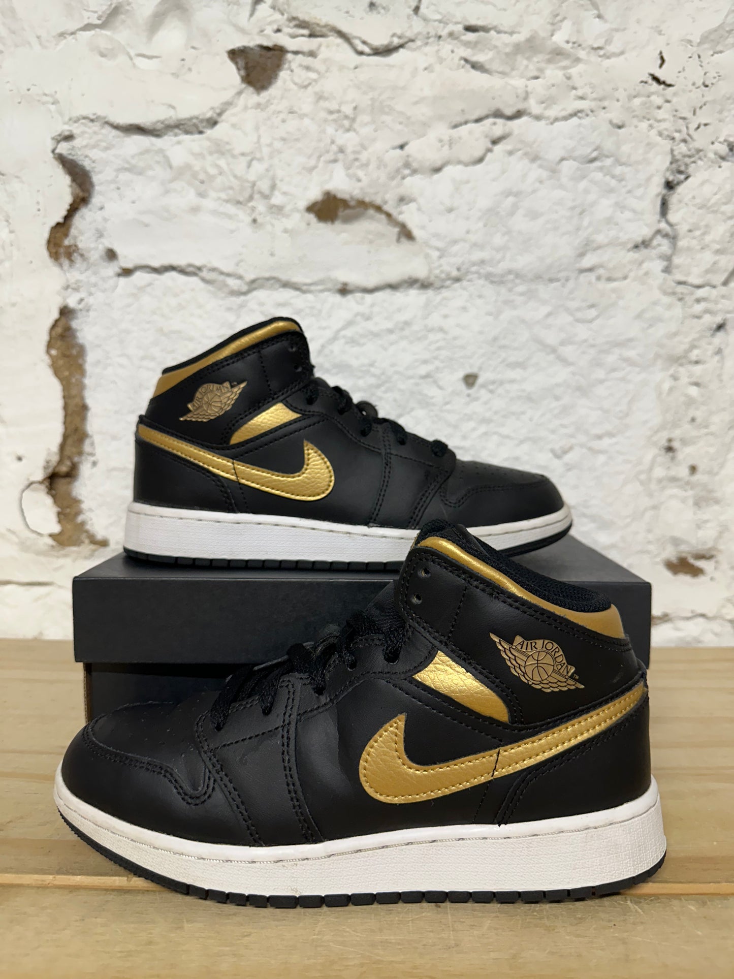 Air Jordan 1 Mid Black Gold Sz 5Y