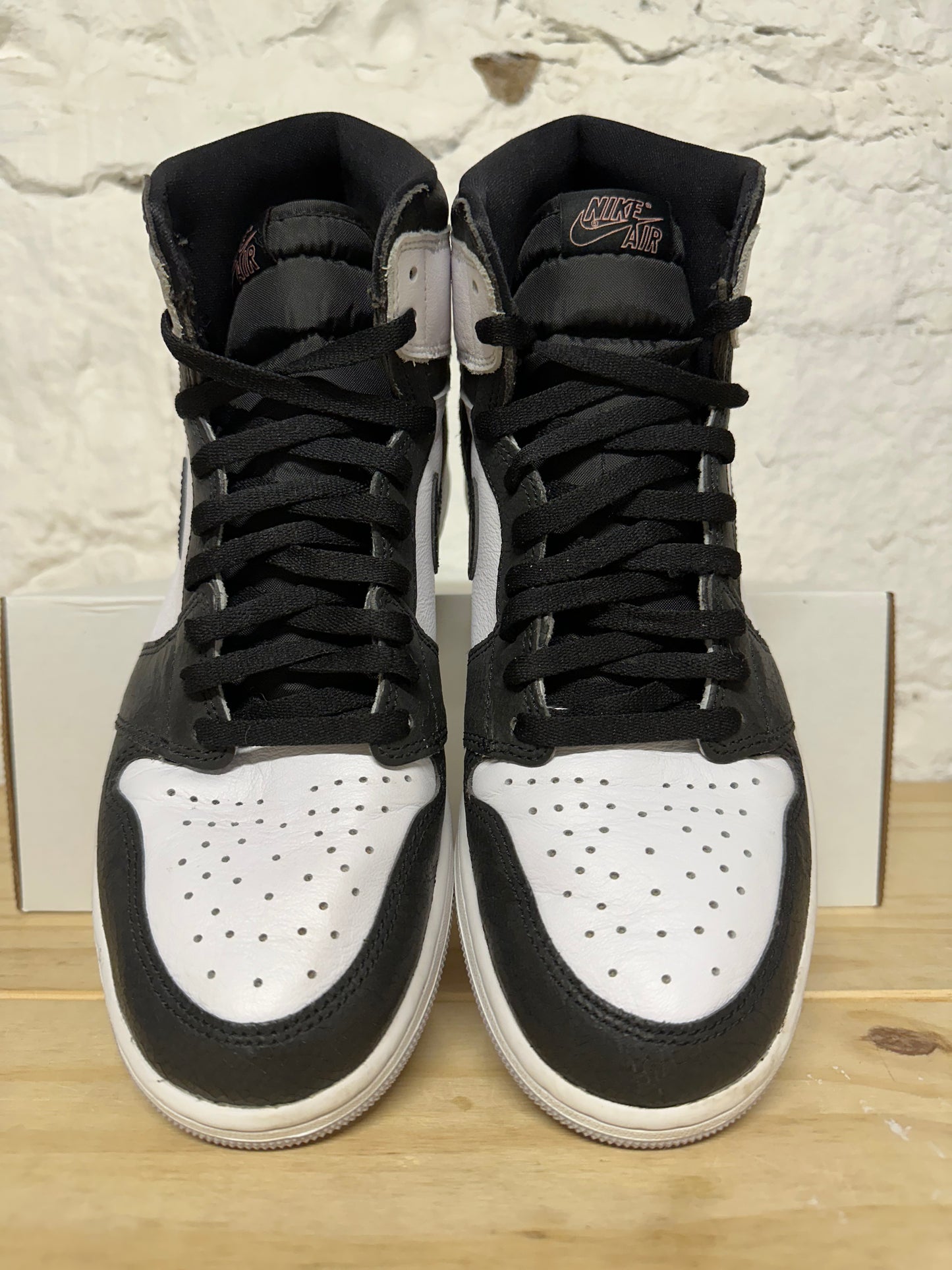 Air Jordan 1 High Bleached Coral Sz 10.5