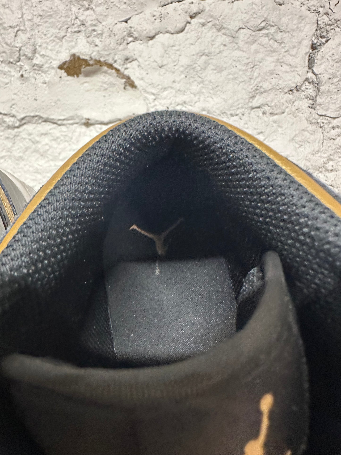 Air Jordan 1 Mid Black Gold Sz 5Y