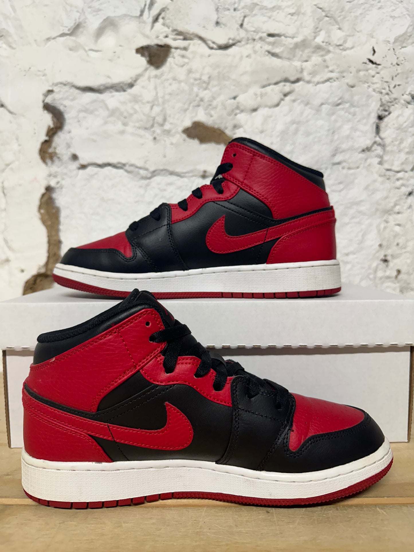 Air Jordan 1 Mid Banned Sz 6Y