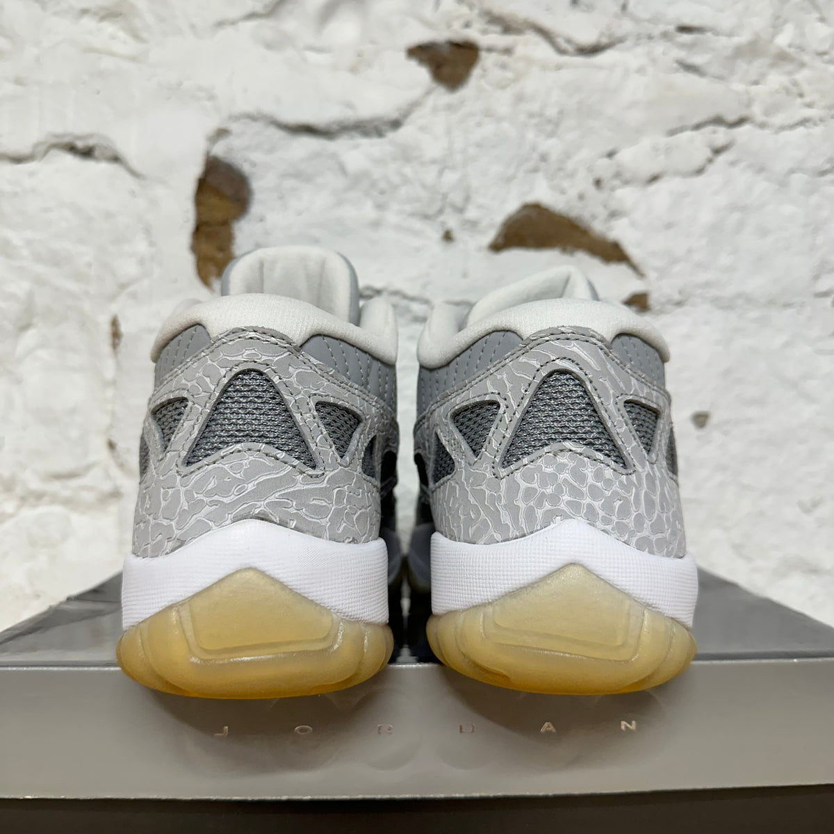 Air Jordan 11 Low IE Silver Zest Sz 10 DS