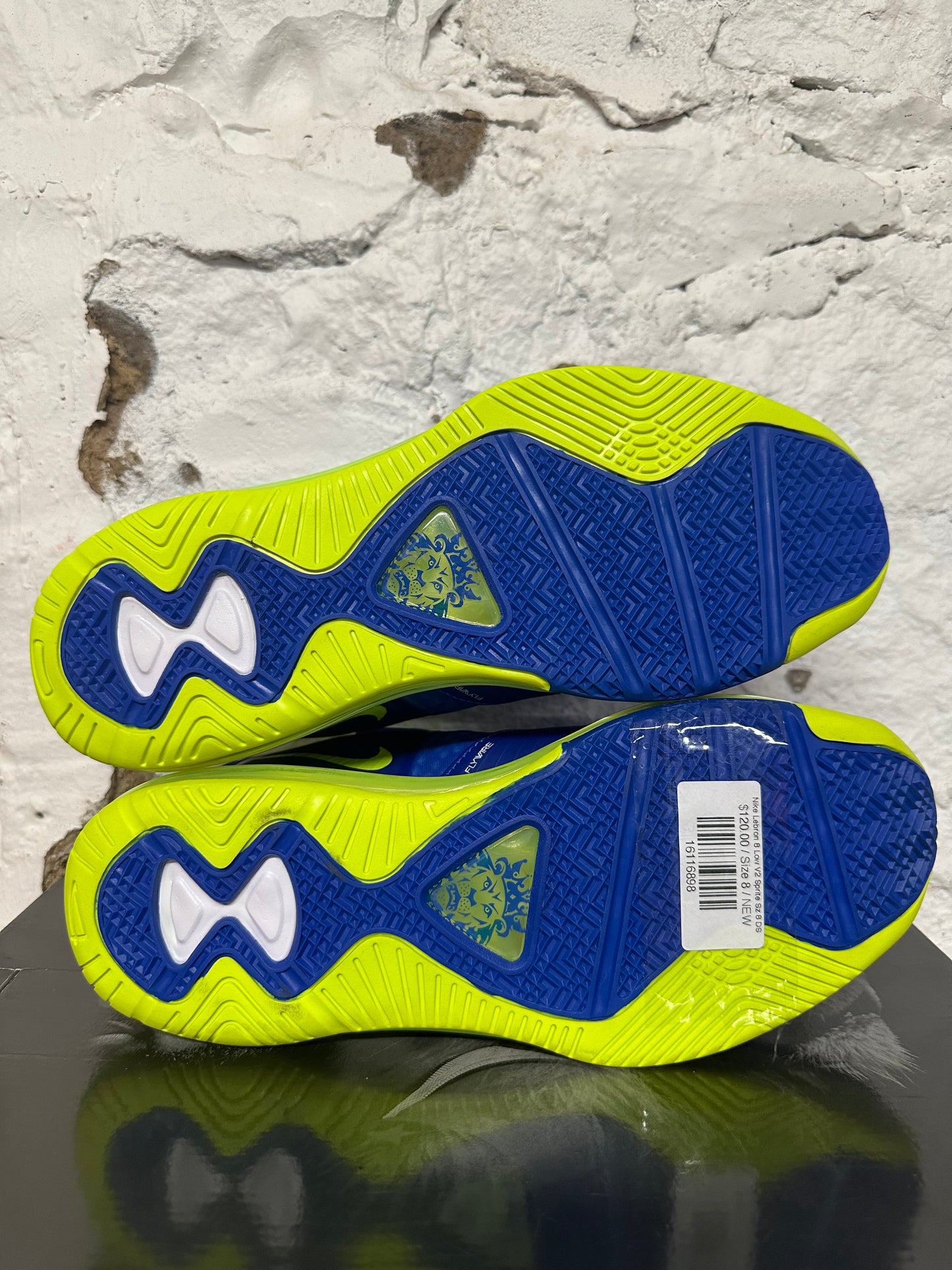 Nike LeBron 8 Low V2 Sprite Sz 8 DS