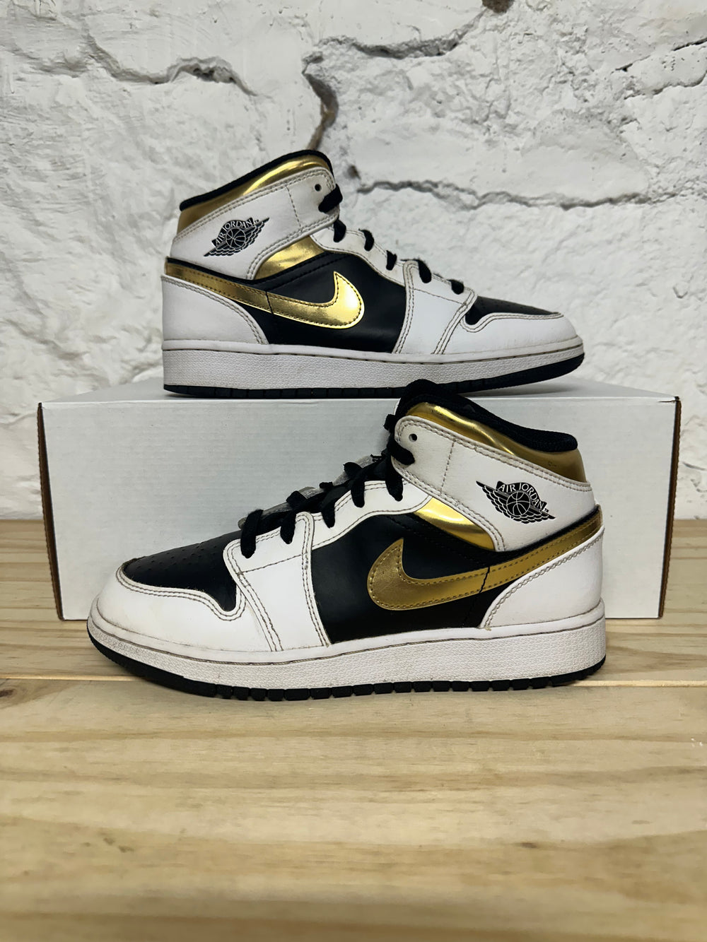 Air Jordan 1 Mid White Black Gold Sz 5.5Y