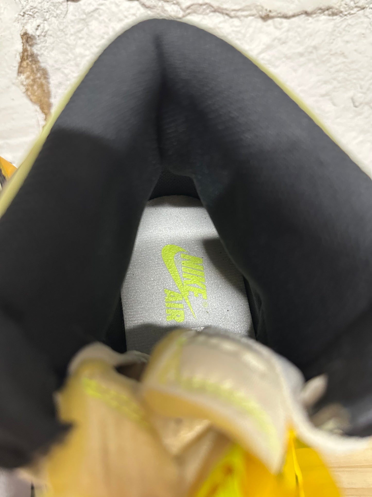 Air Jordan 1 High White Black Volt University Gold Sz 9