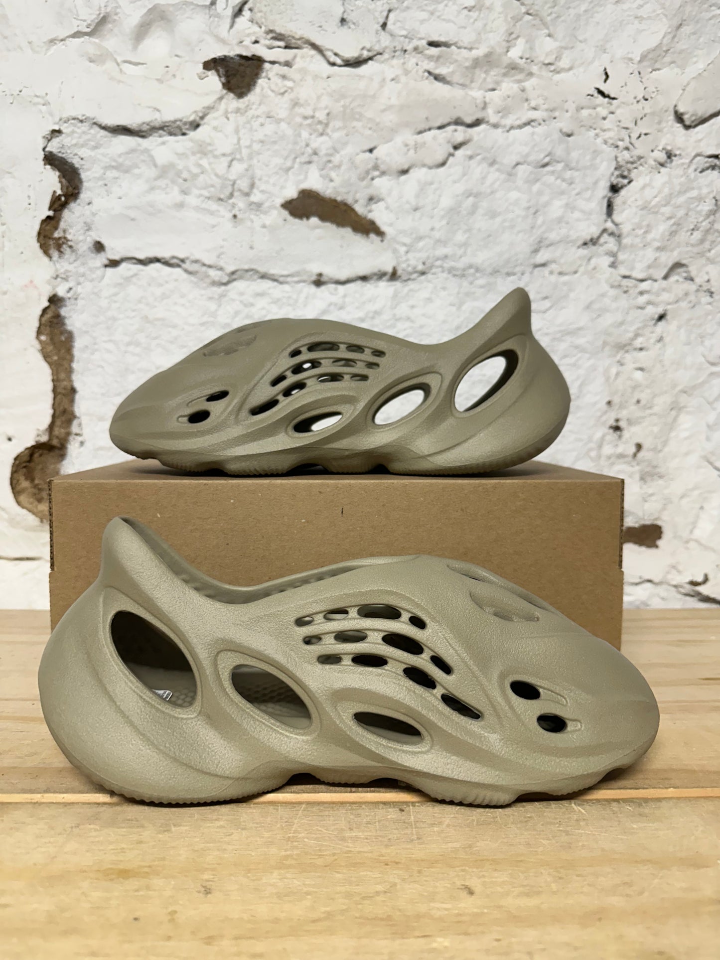 Yeezy Foam RNNR Stone Salt Sz 8 DS