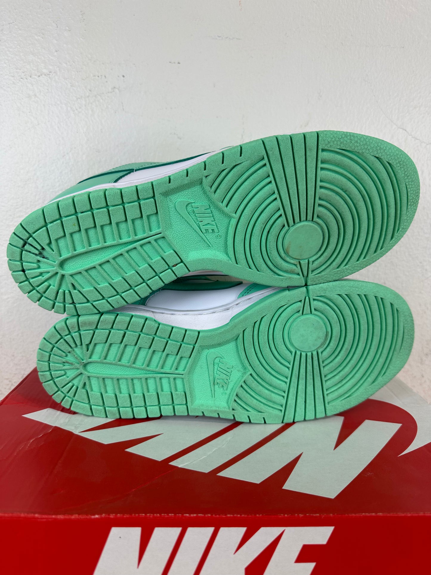 Nike Dunk Low Green Glow Sz 7.5(9W)