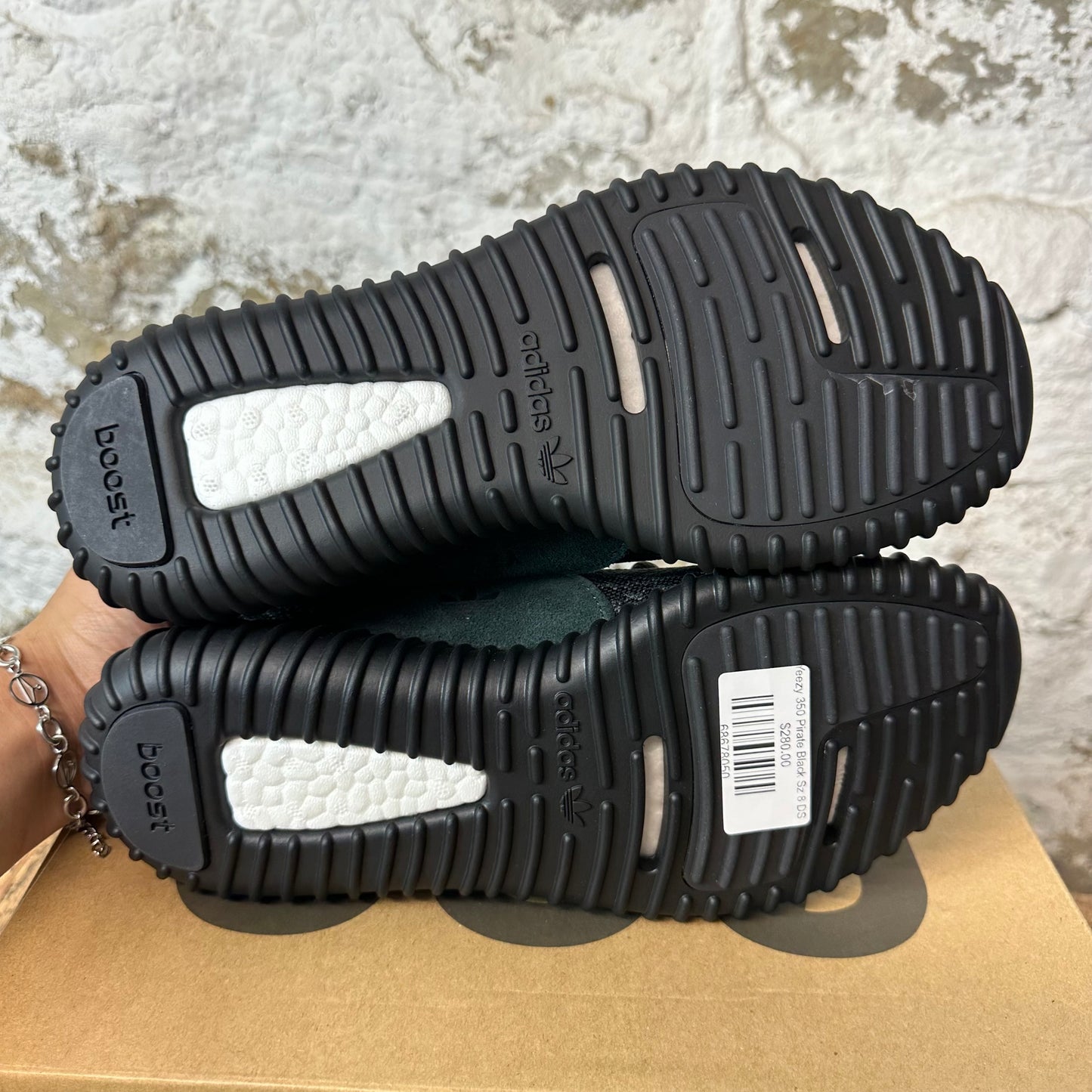 Yeezy 350 Pirate Black Sz 8 DS