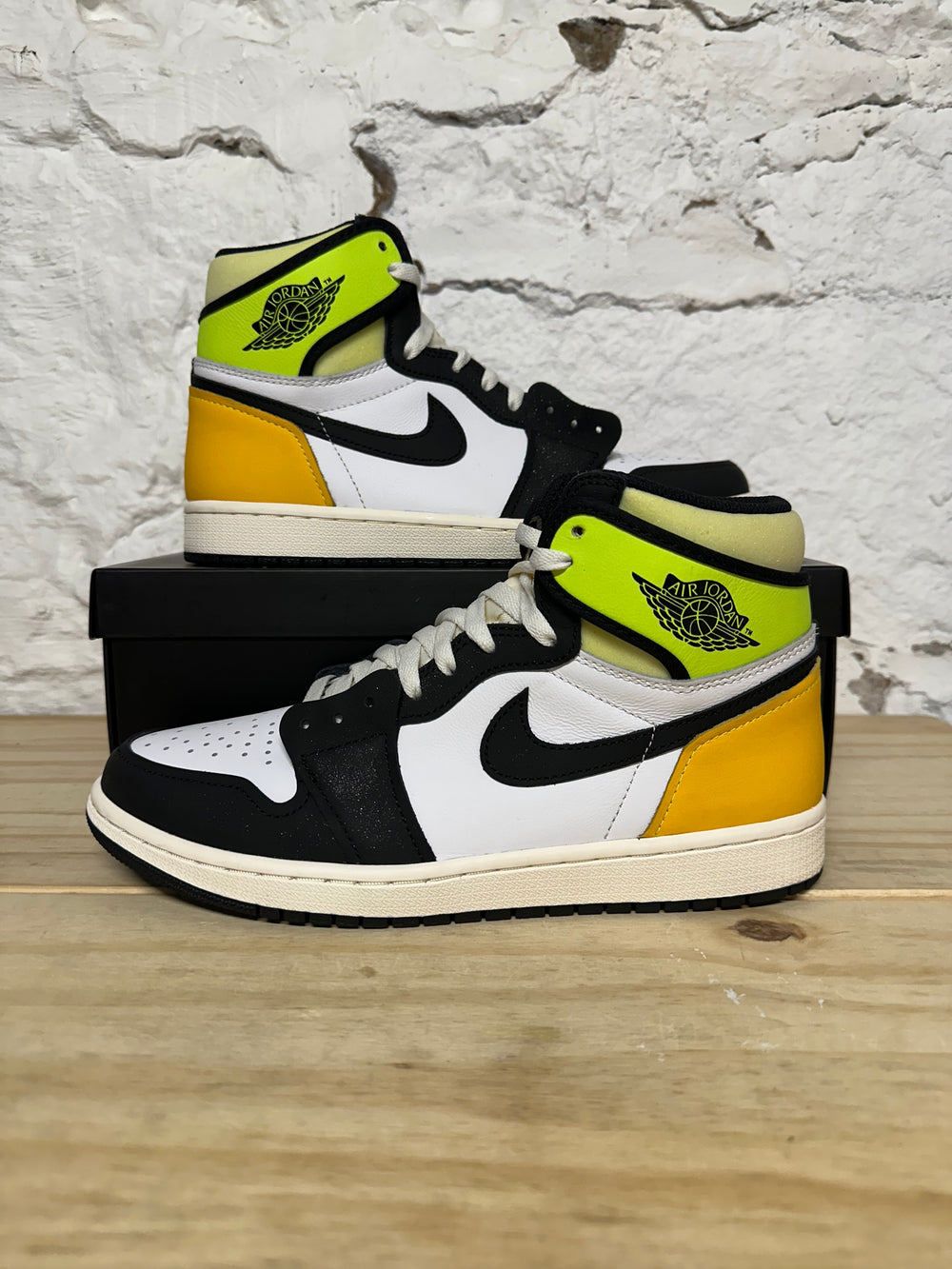 Air Jordan 1 High White Black Volt University Gold Sz 9