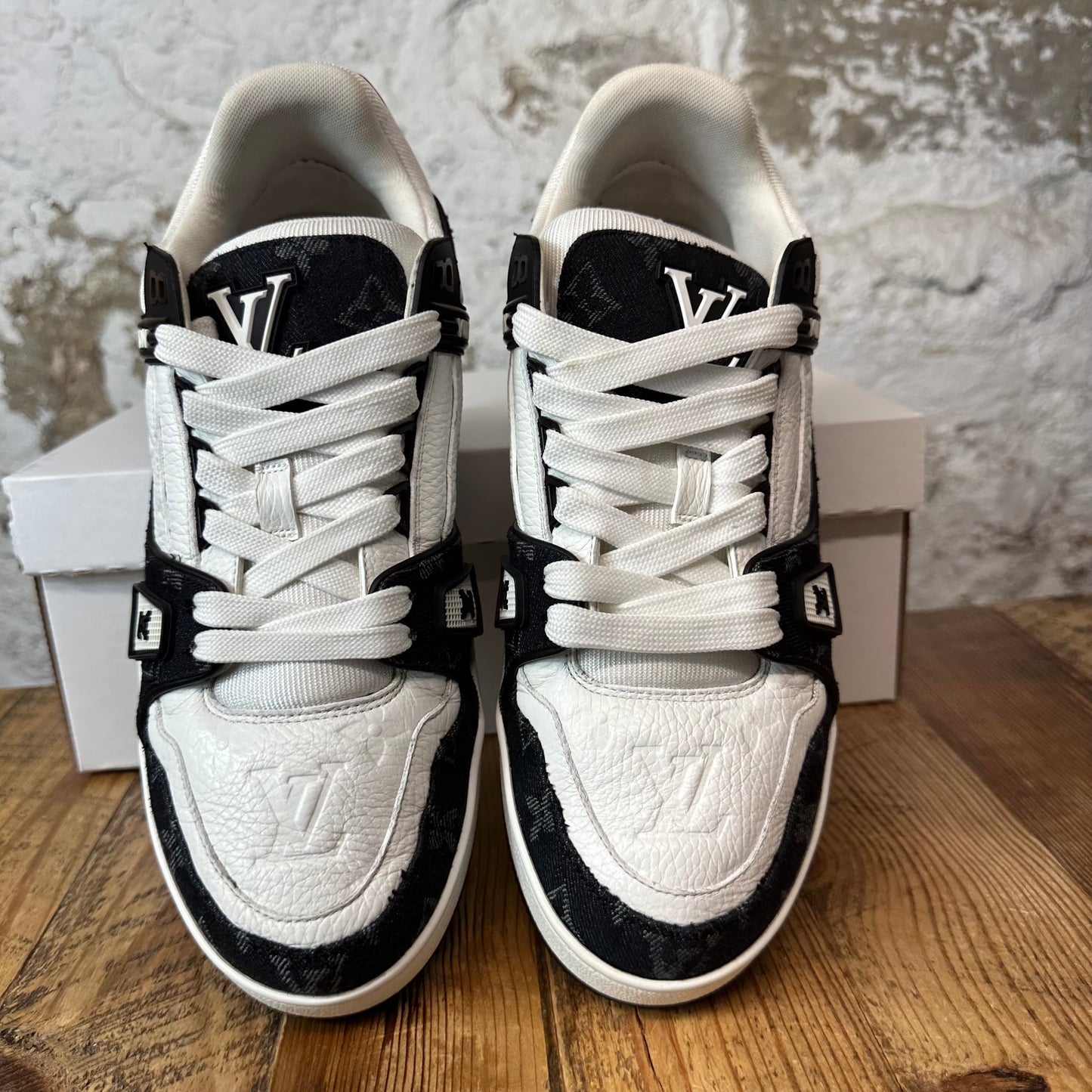 Louis Vuitton Black White Trainer Sneaker Sz 8.5 (7LV)