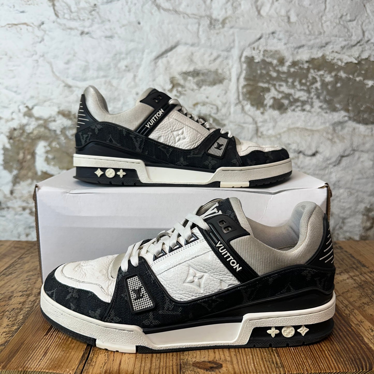 Louis Vuitton Black White Trainer Sneaker Sz 9.5 (8LV)