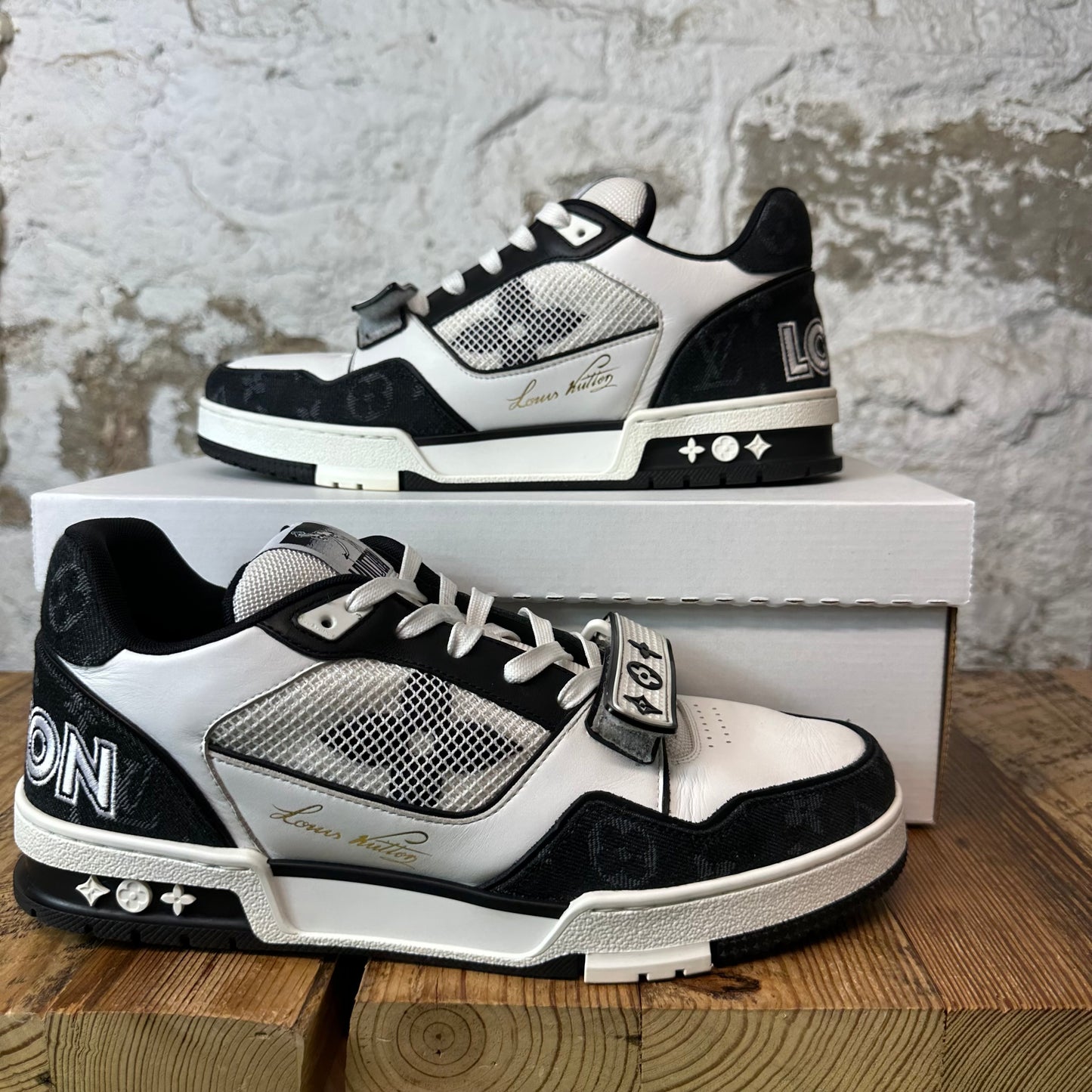 Louis Vuitton Black White Strap Trainer Sneaker Sz 10 (8.5LV)