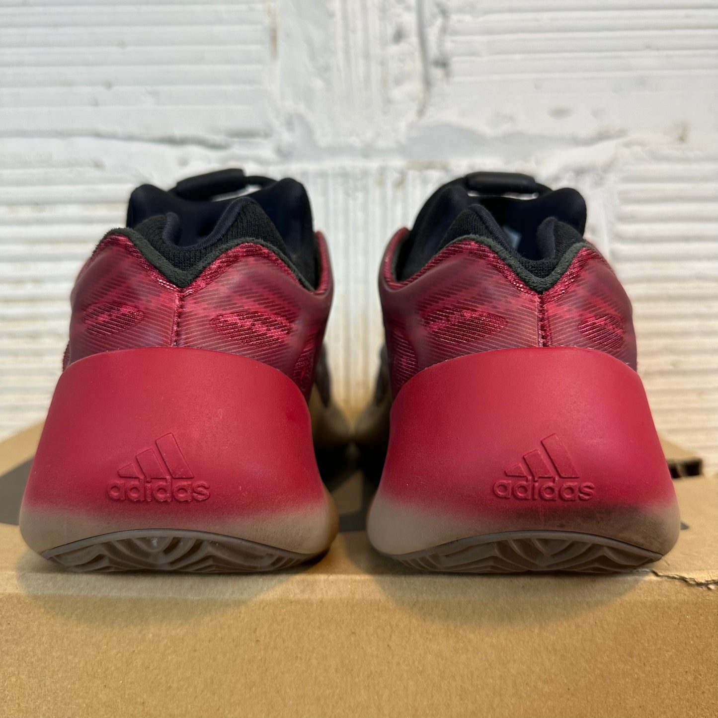 Yeezy 700 V3 Fade Carbon Sz 6