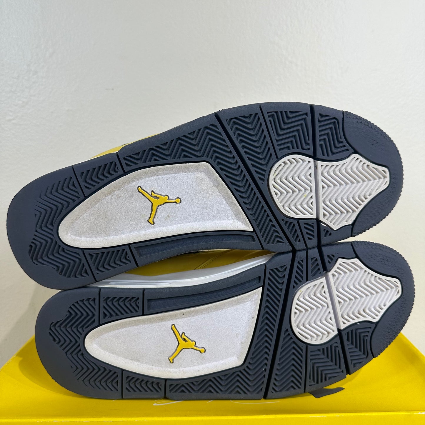 Air Jordan 4 Lightning (2021) Sz 9.5