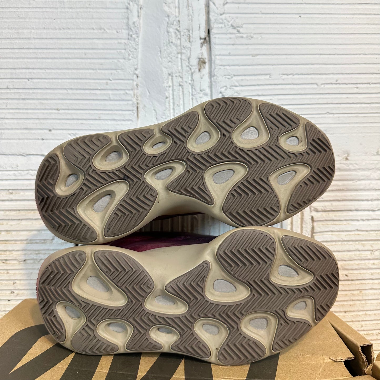 Yeezy 700 V3 Fade Carbon Sz 6