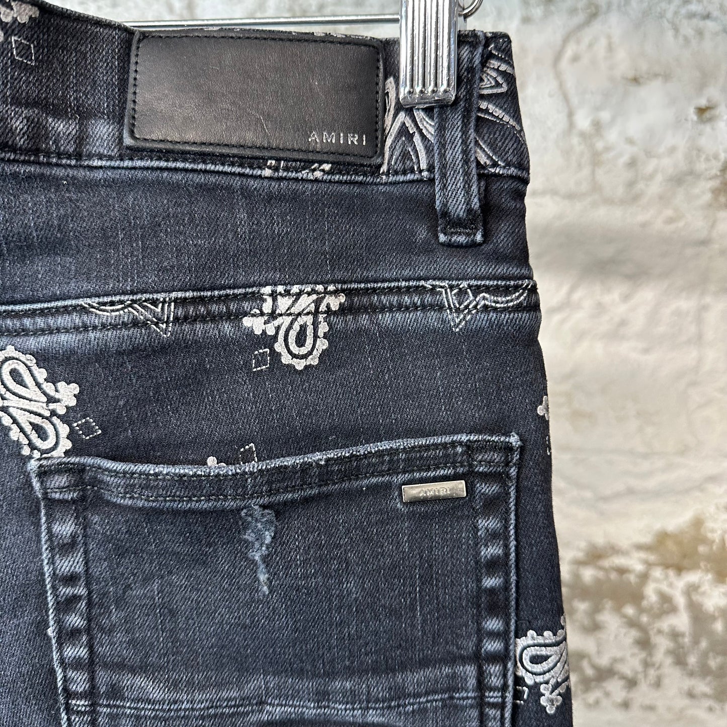 Amiri Knee Rip White Paisley Print Black Denim Jeans Sz 30