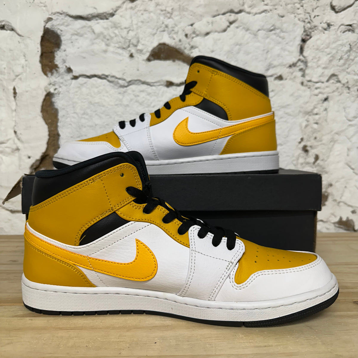 Air Jordan 1 Mid Univeristy Gold Sz 11.5