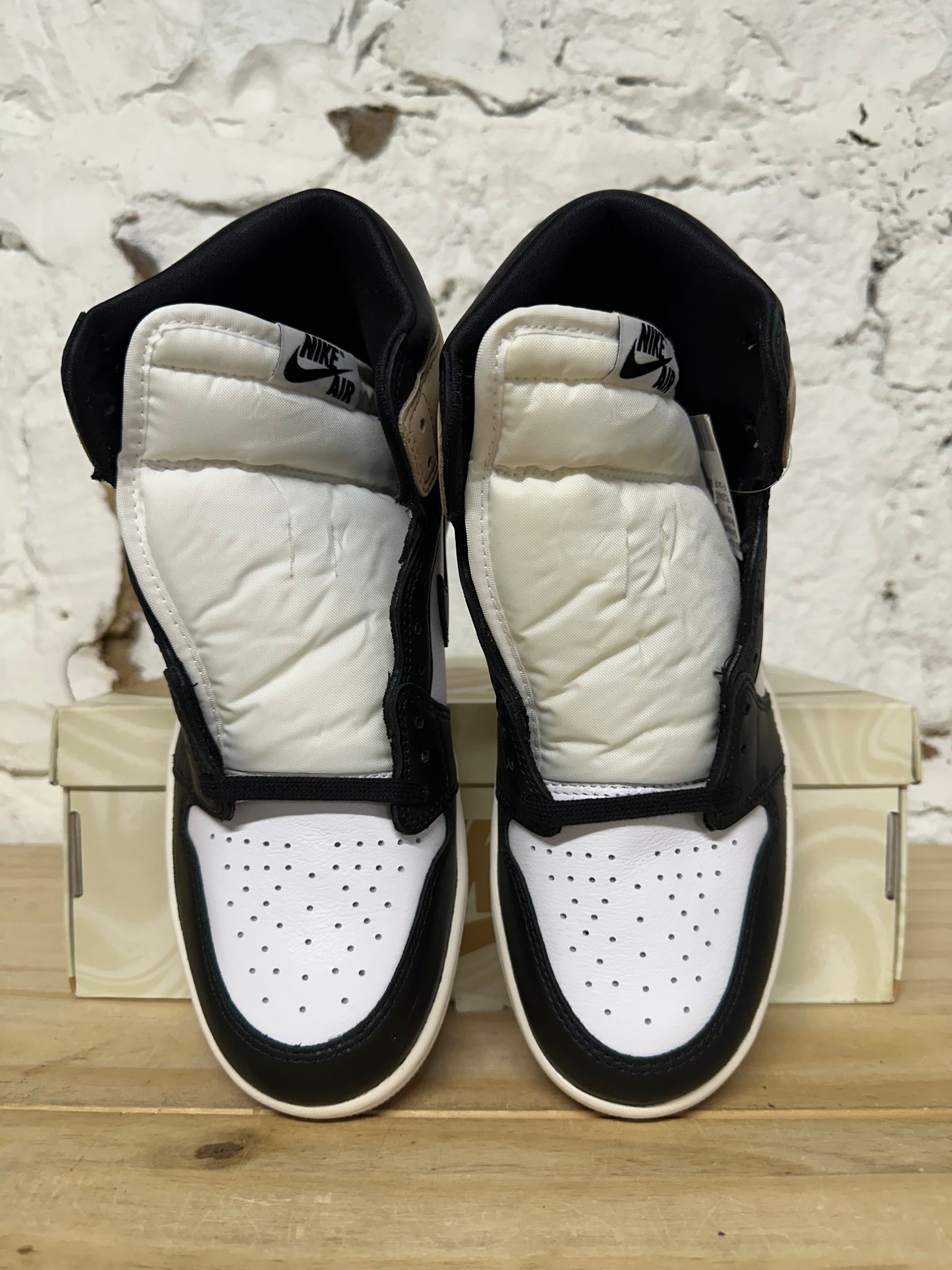 Air Jordan 1 Latte Sz 7 (8.5W) DS