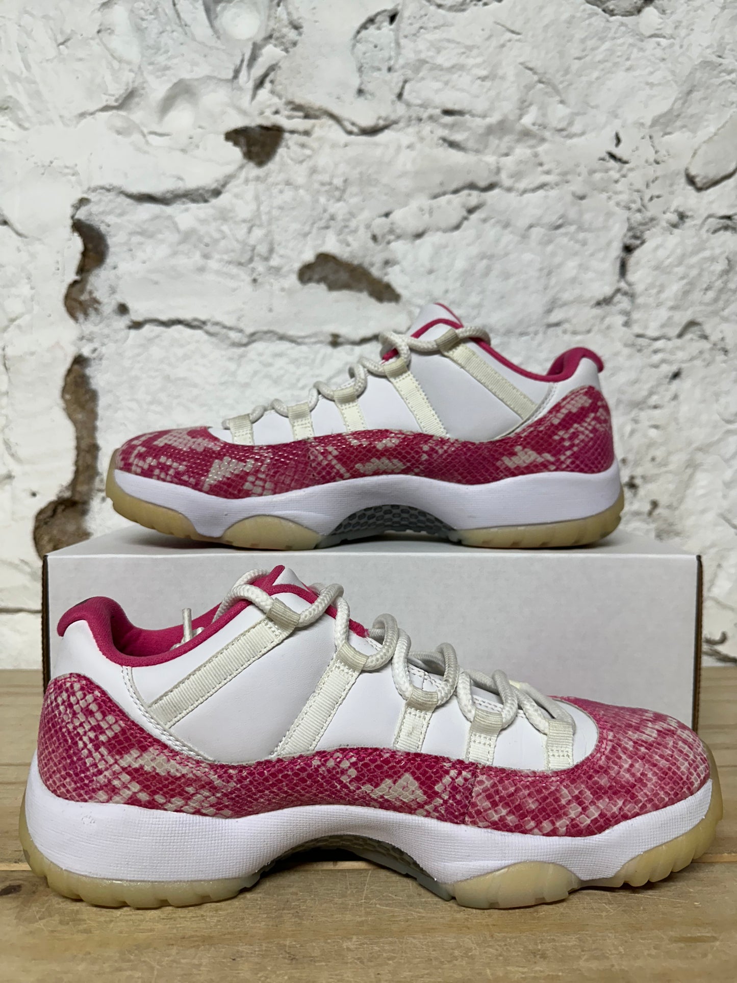 Air Jordan 11 Low Pink Snakeskin Sz 10 (11.5W)