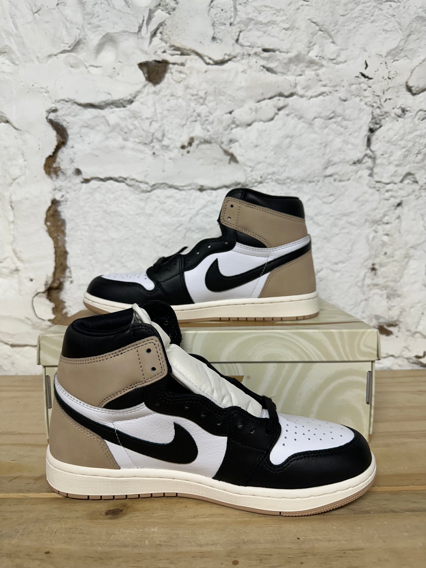 Air Jordan 1 Latte Sz 7 (8.5W) DS