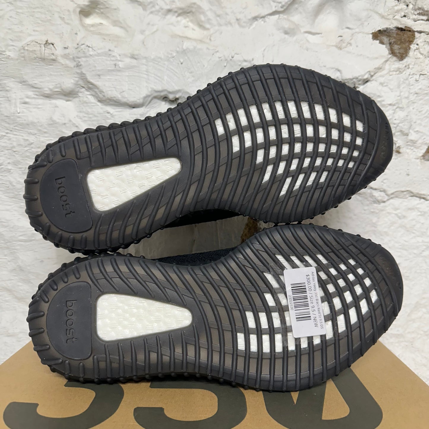 Yeezy 350 V2 Black Red Sz 9.5 DS