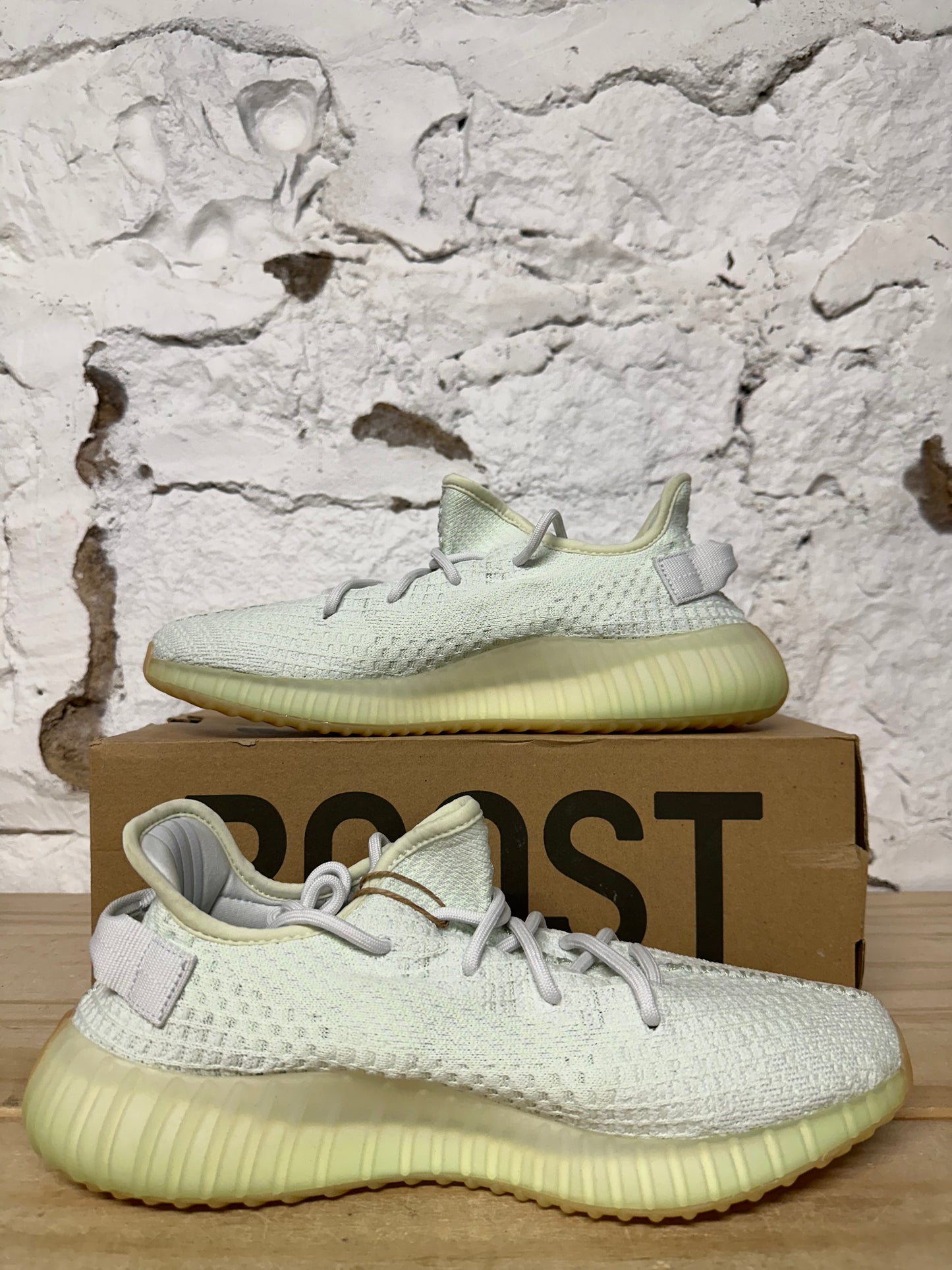 Yeezy 350 V2 Hyperspace Sz 10.5 DS