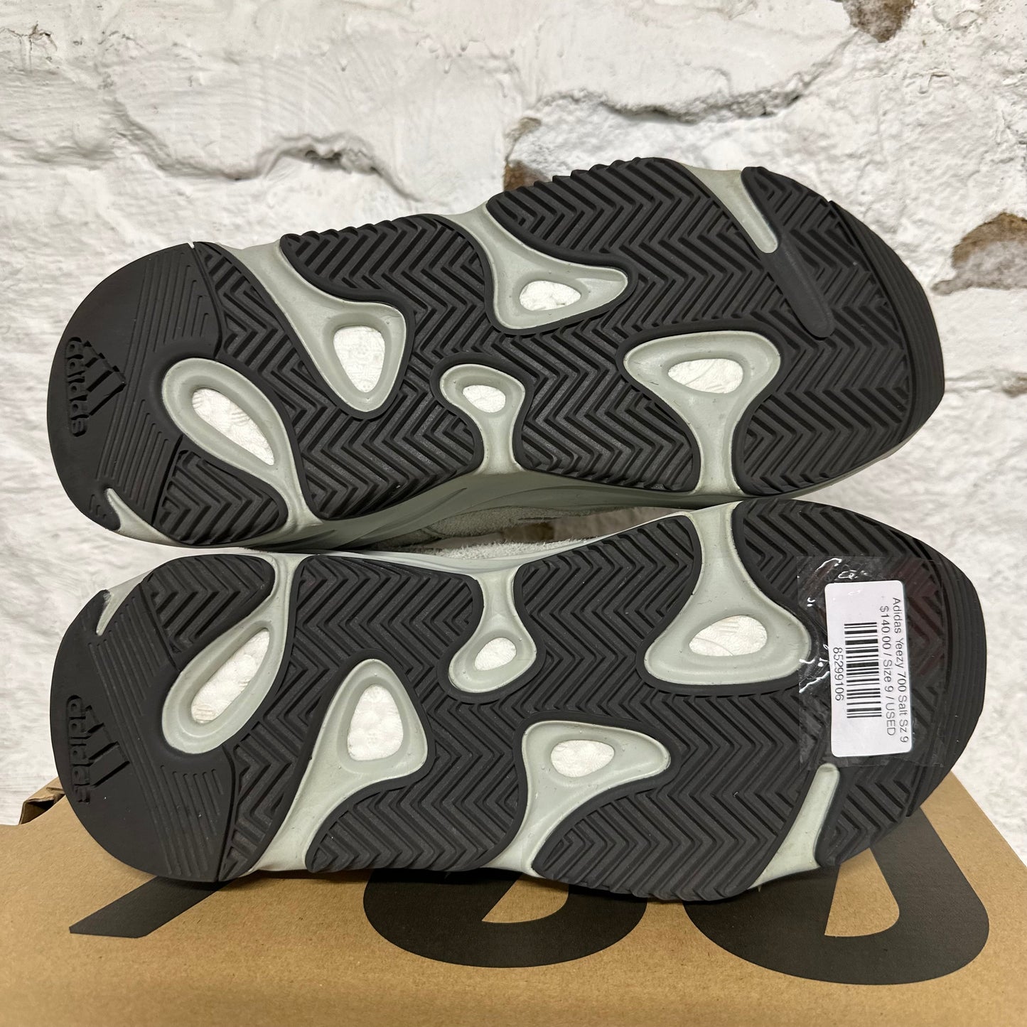 Yeezy 700 Salt Sz 9