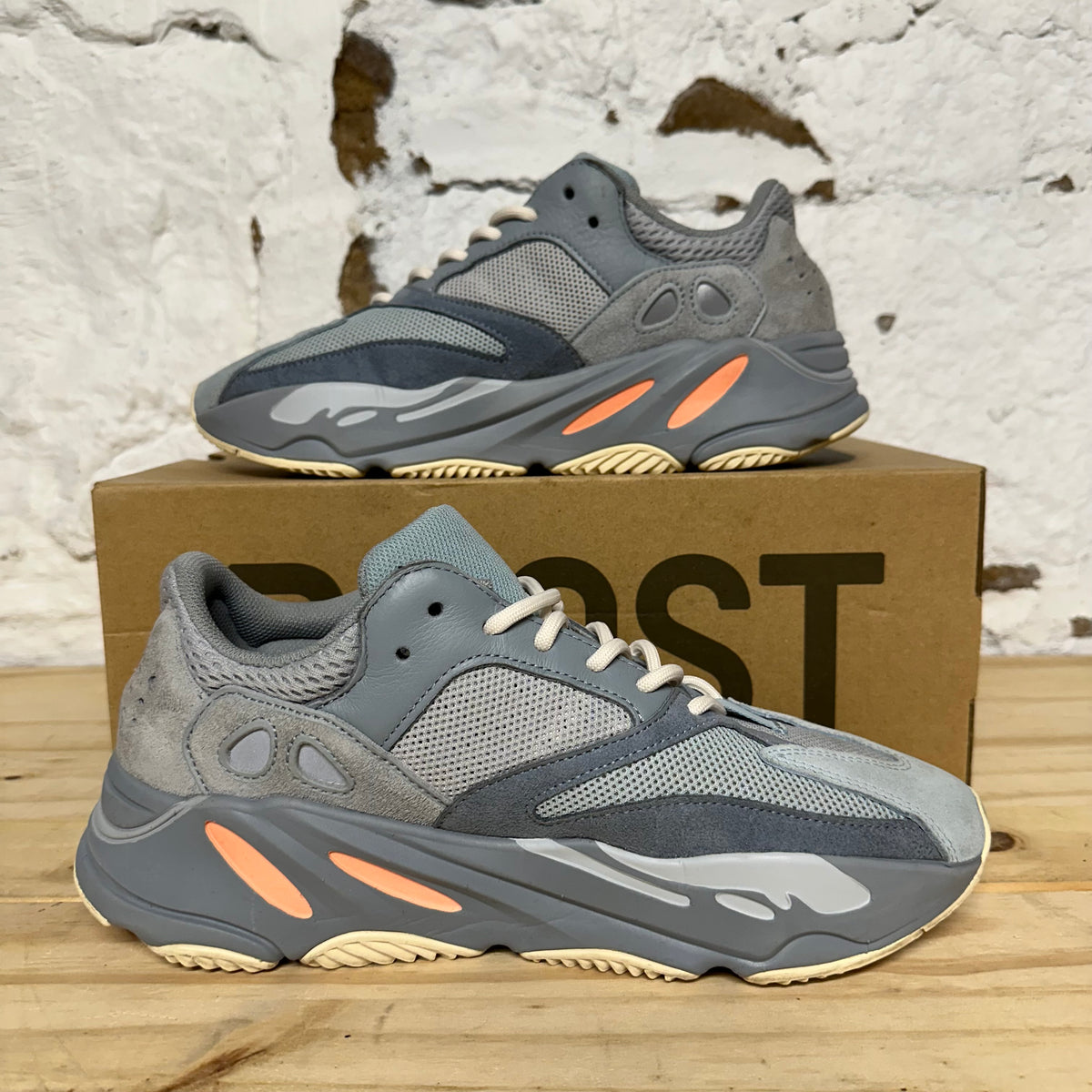 Yeezy 700 Inertia Sz 9.5