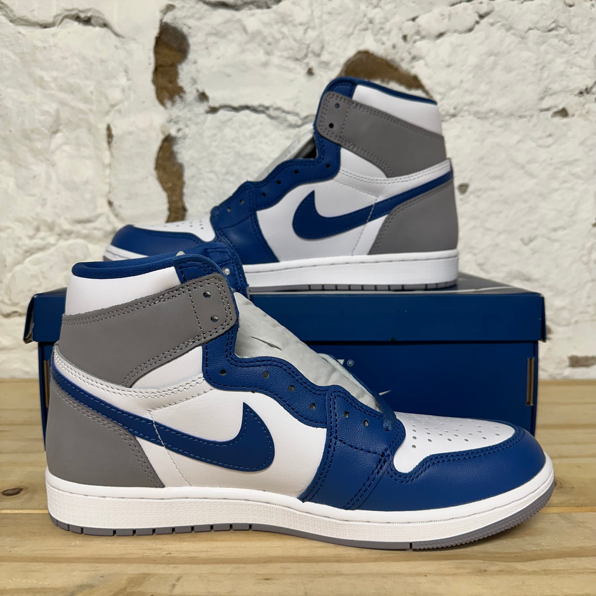 Air Jordan 1 High True Blue Sz 9.5 DS