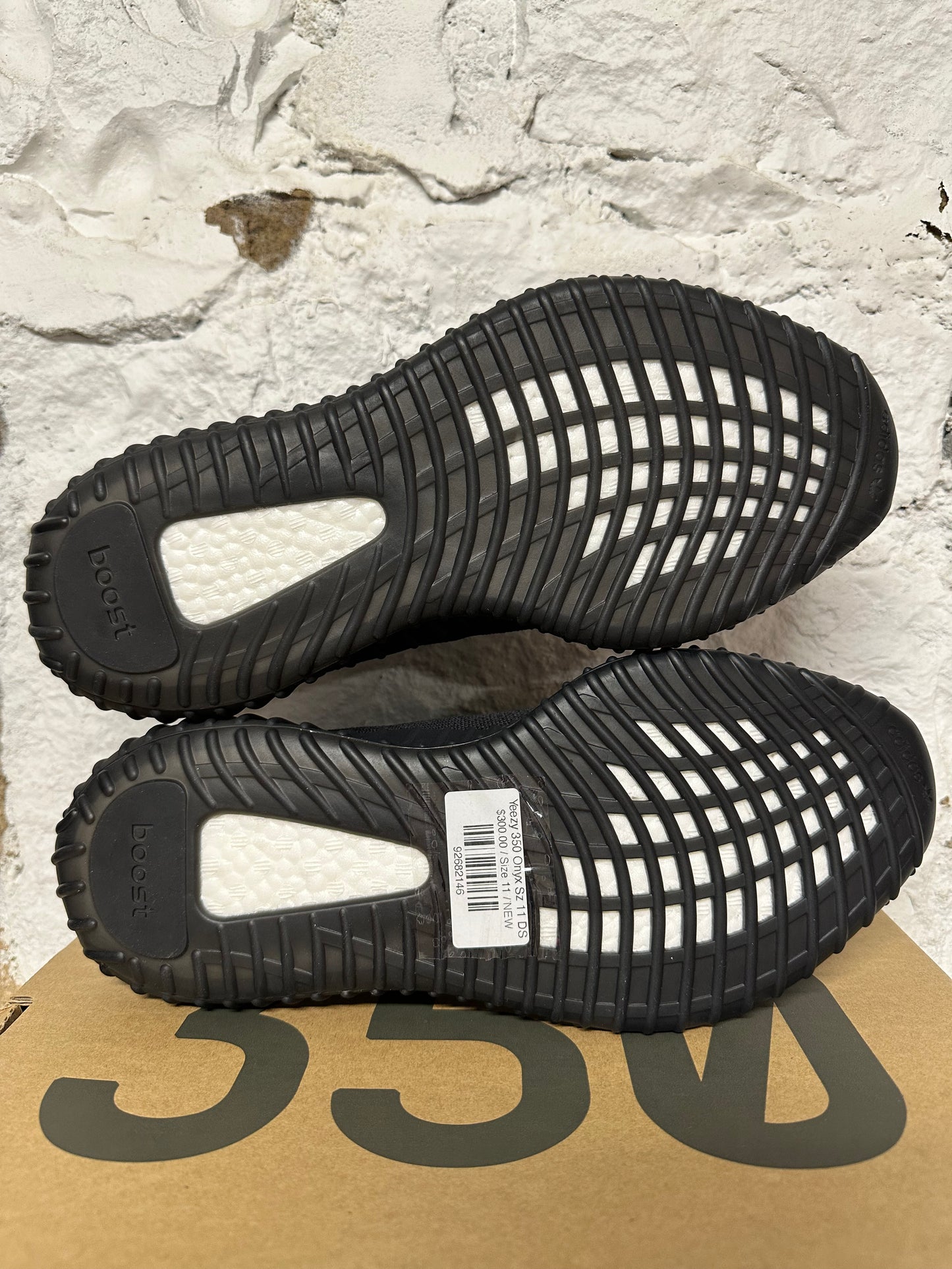 Yeezy 350 Onyx Sz 11 DS