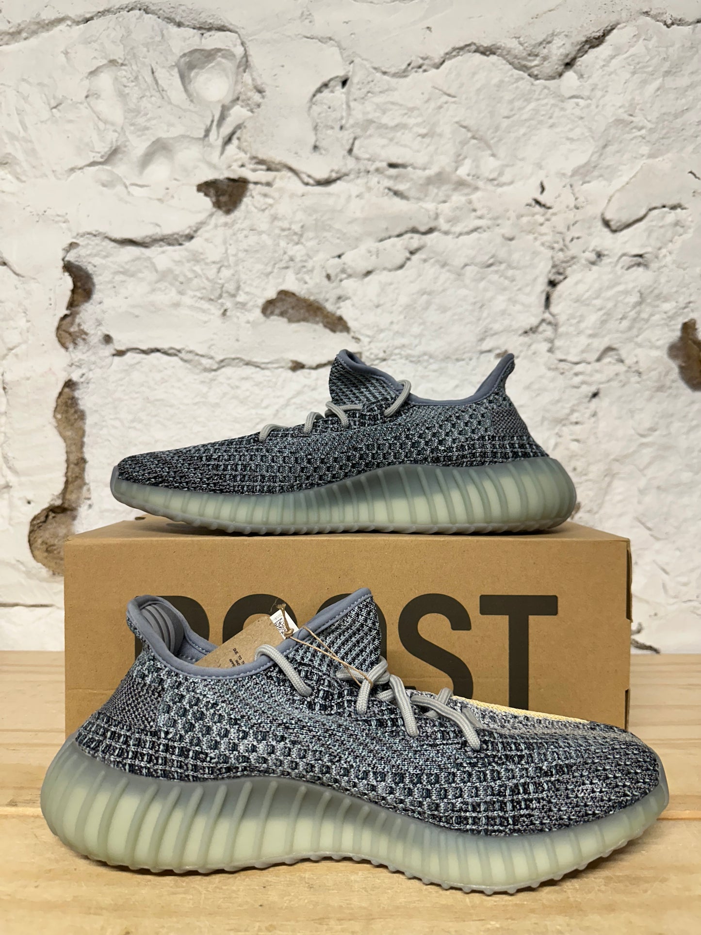 Yeezy 350 V2 Ash Blue Sz 9.5 DS