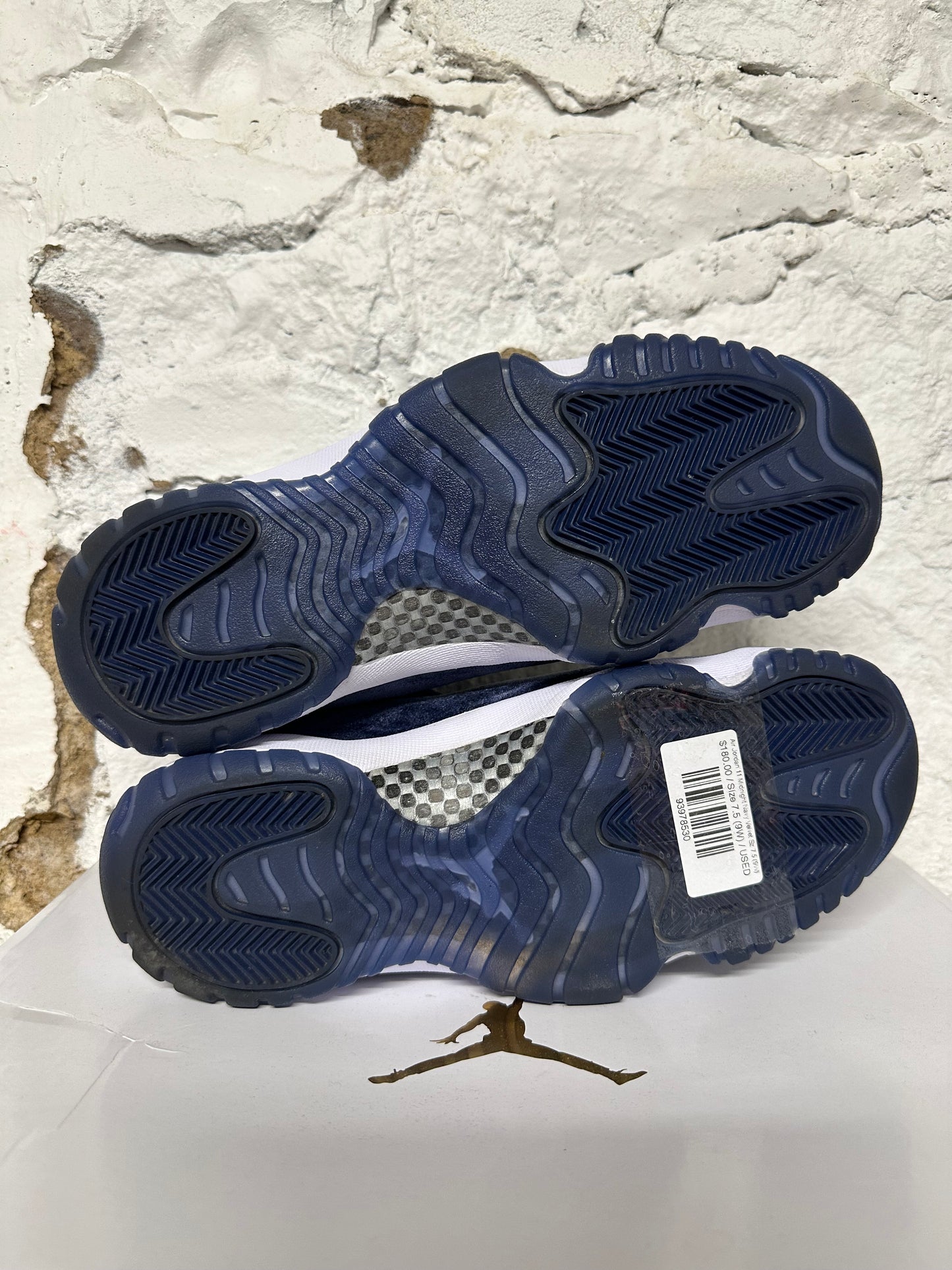 Air Jordan 11 Midnight Navy Velvet Sz 7.5 (9W)
