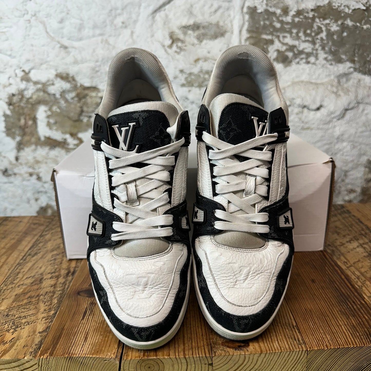 Louis Vuitton Black White Trainer Sneaker Sz 9.5 (8LV)