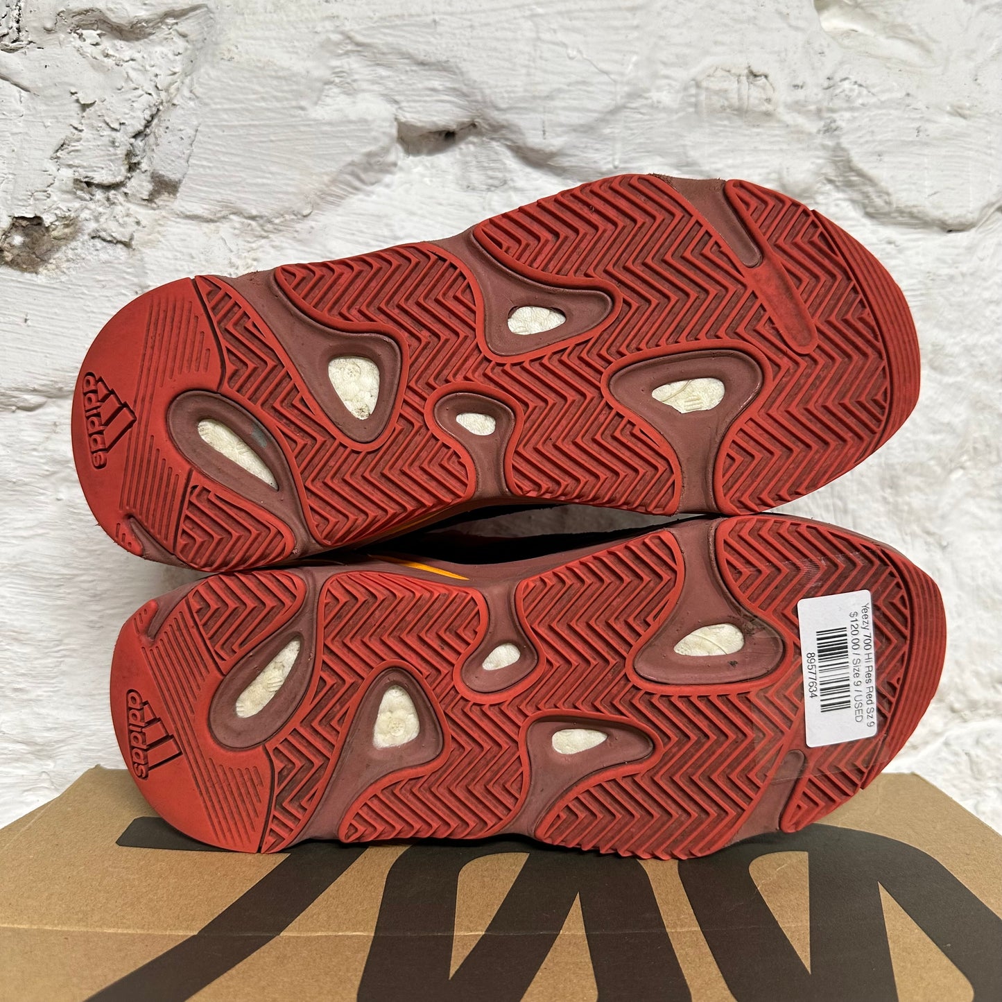 Yeezy 700 Hi Res Red Sz 9