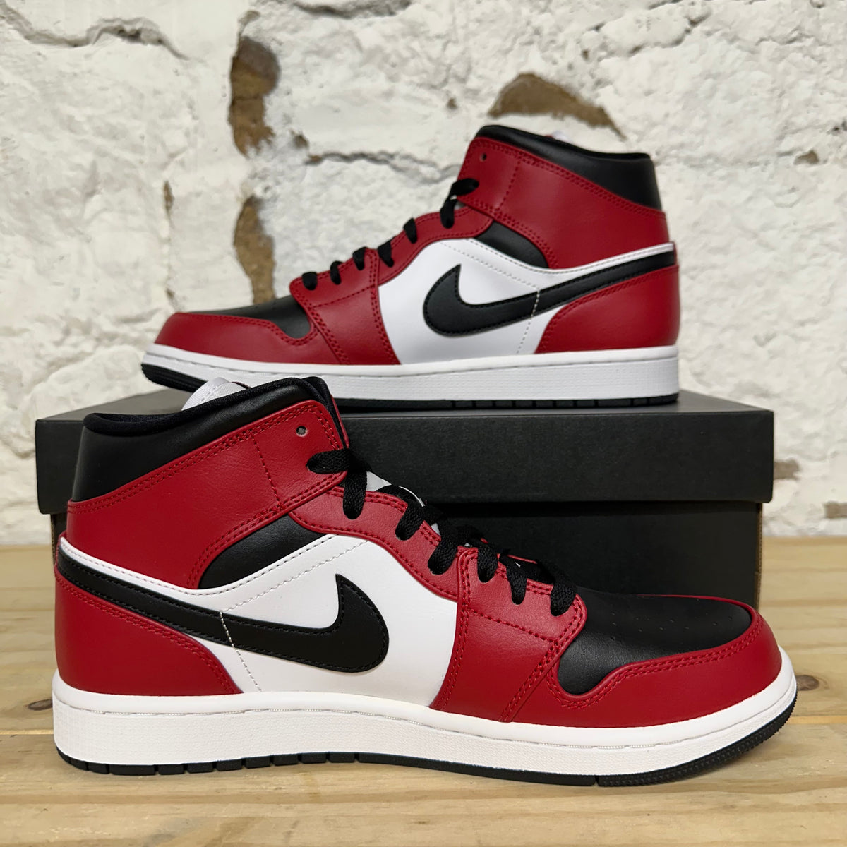 Air Jordan 1 Mid Chicago Black Toe Sz 10 DS