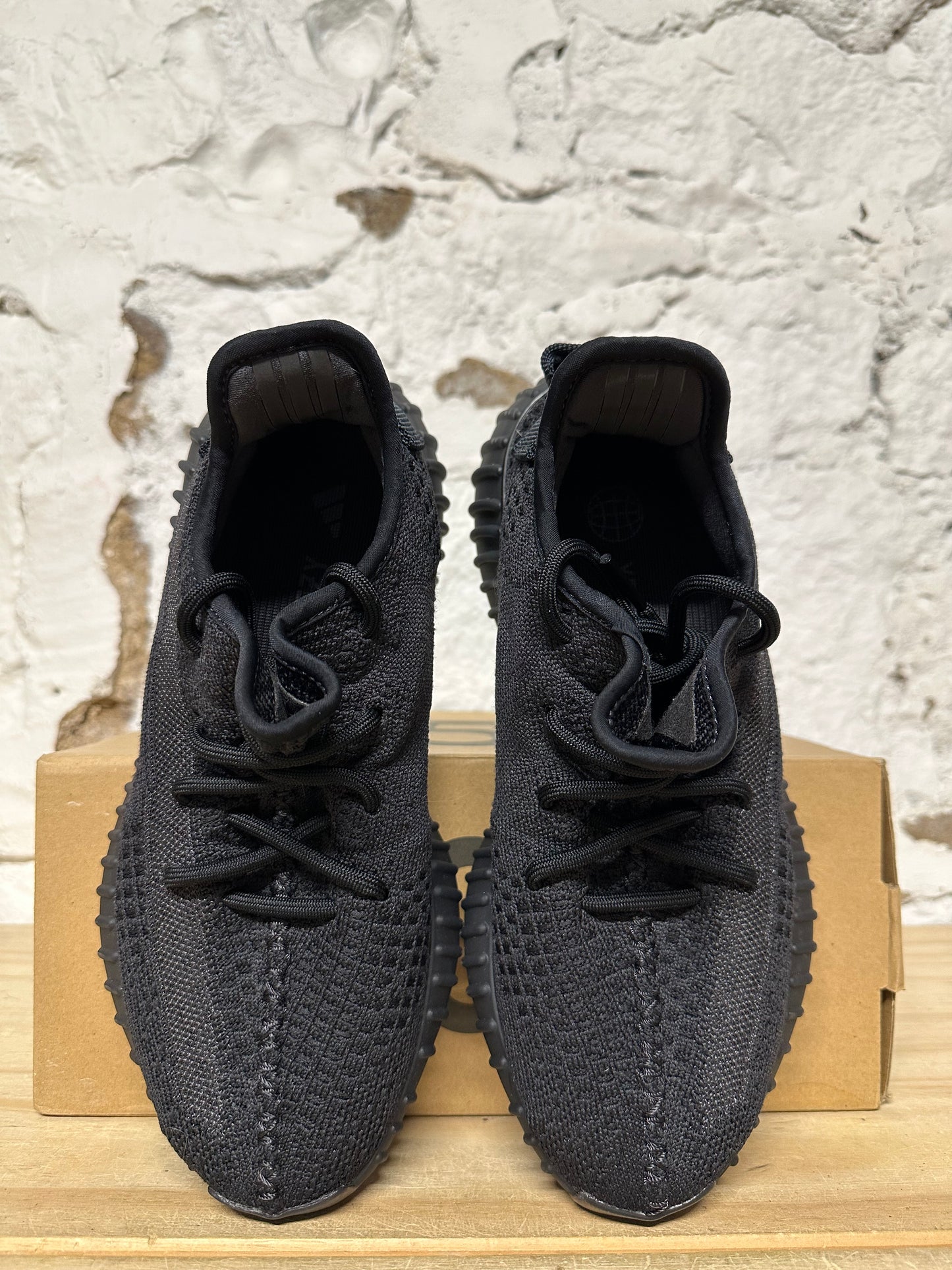 Yeezy 350 V2 Onyx Sz 6